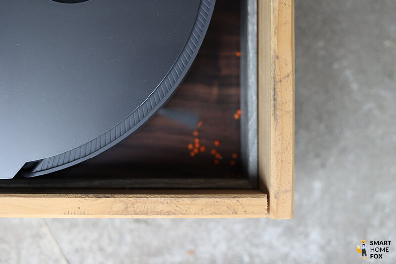 Ein Staubsauger-Roboter reinigt in einer Ecke.